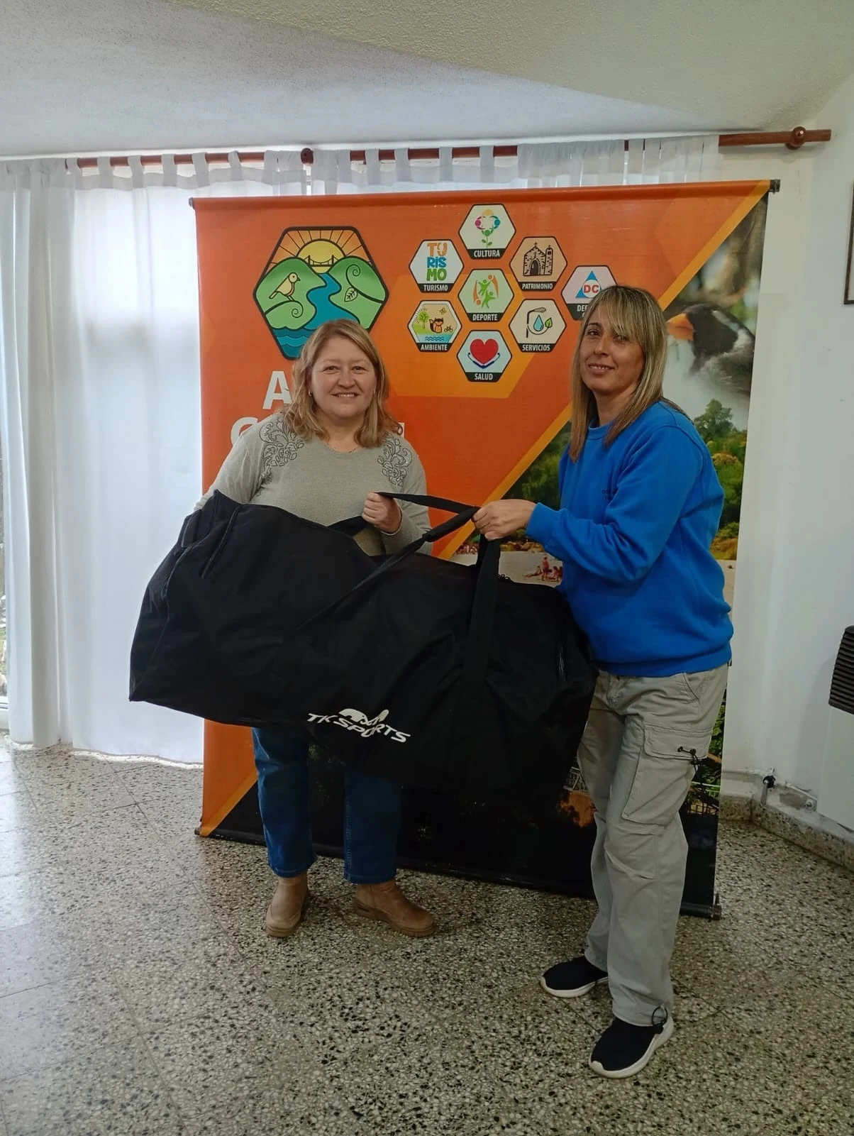 Entrega del traje de arquero para hockey.