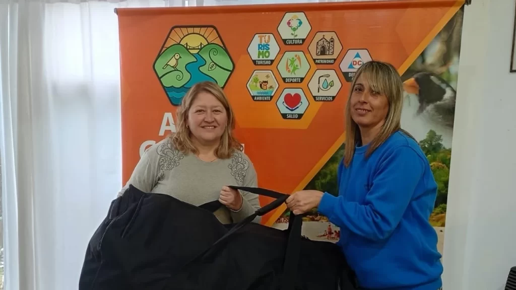 Entrega del traje de arquero para hockey adquirido por la Escuela Municipal de Deportes.